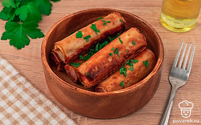 Подавайте рулетики к столу горячими.