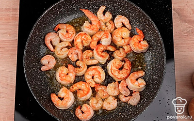 Обжарьте креветки на растительном масле по 2 минуты с каждой стороны. Посолите и поперчите креветки по вкусу. Добавьте в сковороду чеснок, тимьян и петрушку.