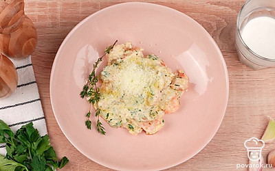 Подавайте креветки с домашними чесночными гренками.