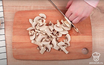 Нарежьте репчатый лук тонкими полукольцами. Нарежьте лук-порей тонкими кольцами. Измельчите розмарин. Нарежьте шампиньоны ломтиками средней толщины. Измельчите чеснок.