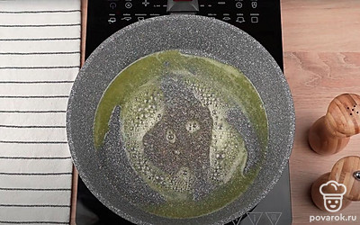 Растопите на сковороде с высокими бортиками половину заготовленного сливочного масла.