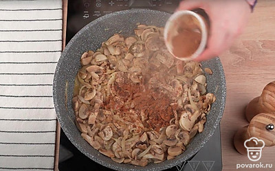 Добавьте корицу, соль и перец по вкусу. Тщательно перемешайте ингредиенты.