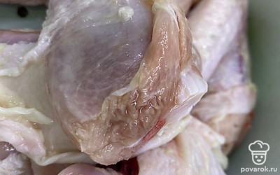 Курицу хорошо вымойте и выложите в дуршлаг, чтобы стекла лишняя вода.