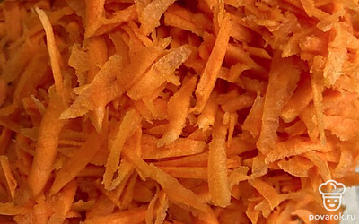 Натрите морковь. Ее лучше взять побольше, так плов получается не только красивого цвета, но и вкуснее.