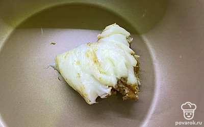 Отправьте в мультиварку сало или смалец. Поставьте на режим «курица».