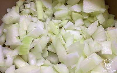 Репчатый лук очистите и нарежьте кубиками.