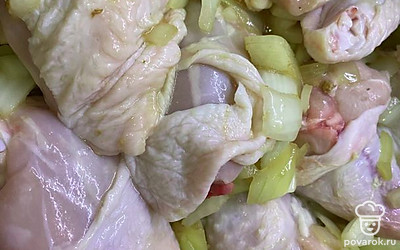 К луку отправьте курицу.