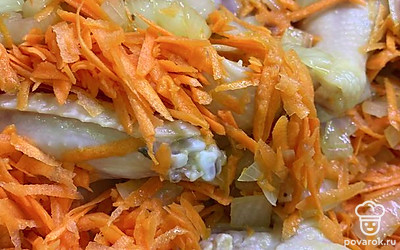 Добавьте морковь и хорошо обжарьте.