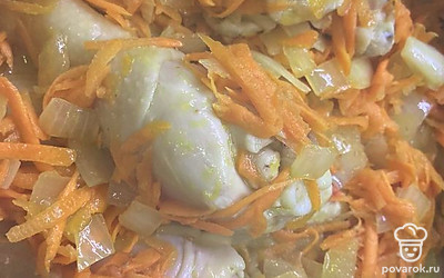 Обжарьте, чтобы морковь и лук стали мягкими.