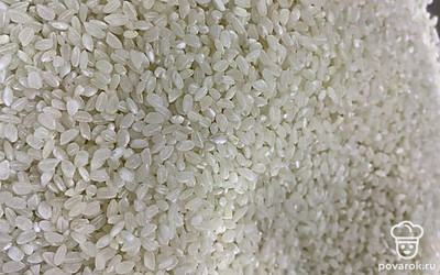 Из риса удалите мусор. Лучше берите рис круглых сортов, так плов получается наваристее.