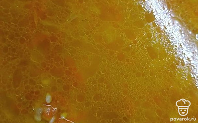 В курицу с овощами влейте кипяток. Ждите, когда мультиварка отключится.