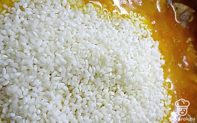 К курице добавьте рис. Выставьте режим «плов» в мультиварке и варите.