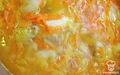 Перемешайте аккуратно рис, добавьте соль.