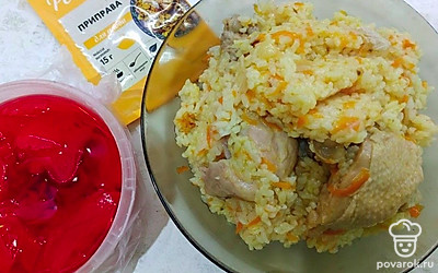 К плову подавайте острые соленые овощи. Я взяла маринованный имбирь и приправу для плова.