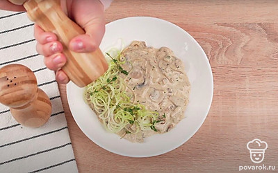 Разложите шампиньоны в сливках по порционным тарелкам, украсьте нарезанным луком-пореем. Добавьте соль и перец по вкусу. Подавайте блюдо горячим. Приятного аппетита!