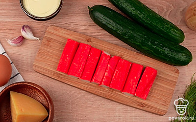 Выложите все ингредиенты на стол для вашего удобства. Отварите вкрутую куриное яйцо в течение 7-10 минут.