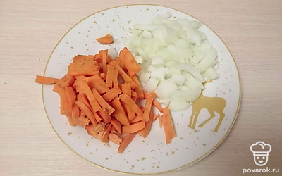 Лук и морковь очистите и помойте. Морковь нарежьте брусочками. Лук нашинкуйте кубиками.
