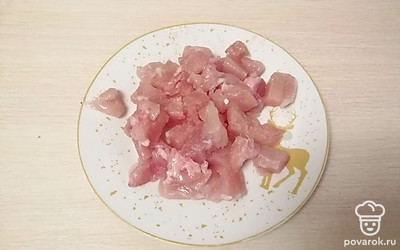Куриное филе помойте и нарежьте средними кубиками.