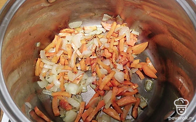 Лук и морковь обжарьте на растительном масле до золотистого цвета.