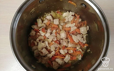 Добавьте к овощам куриное филе. Обжаривайте на среднем огне 10 минут.