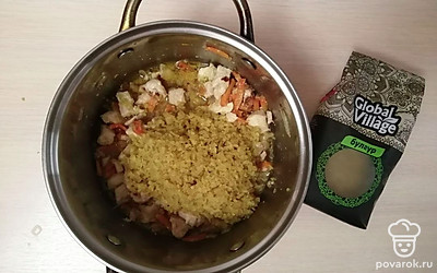 Добавьте 1 стакан промытого булгура.