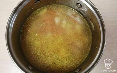 Залейте все ингредиенты 3 стаканами холодной воды. Добавьте соль по вкусу. Поставьте на средний огонь. Тушите под крышкой 20-25 минут. 