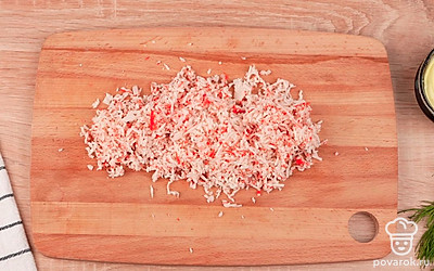 Натрите на мелкой терке крабовые палочки, сыр, чеснок, яйцо. Мелко нарежьте зелень.