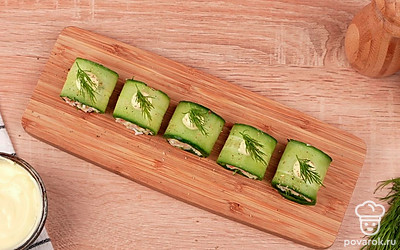 Украсьте каждую порцию майонезом, веточкой укропа и молотым перцем.