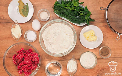 Расположите удобно все продукты. Заранее просейте муку через сито, чтобы насытить ее кислородом и сделать более воздушной. Вскипятите воду.