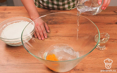 Приготовьте заварное тесто. Вылейте в глубокую посуду 50 мл кипятка, засыпьте 2/3 чайной ложки соли и перемешайте. Добавьте растительное масло, снова перемешайте. Всыпьте в полученную смесь муку небольшими порциями, постоянно помешивая.