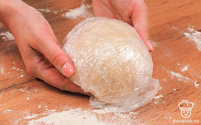 Замесите тесто. Добавьте в хорошо перемешанное тесто яйцо и замесите тесто руками. Посыпьте стол небольшим количеством муки, выложите на него тесто и хорошо вымешивайте 5-7 минут. Заверните тесто в пищевую пленку. Положите в холодильник на 30 минут.