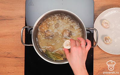 Сварите пельмени. Выложите готовые пельмени в закипевшую в кастрюле воду, добавьте соль, перец и лавровый лист по вкусу. Варите в течение 8-10 минут, постоянно помешивая. Выложите пельмени на тарелку. Добавьте масло, майонез или сметану по вкусу.