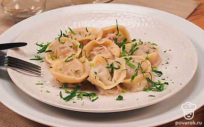 Для эффектной подачи выложите пельмени на красивое блюдо и посыпьте нарезанной зеленью.