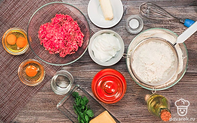 Расположите удобно все продукты. Приготовьте противень, смажьте его маслом. Заранее просейте муку через сито, чтобы насытить ее кислородом и сделать более воздушной.