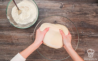 Приступайте к приготовлению теста для пельменей. Добавьте в глубокую тарелку воду, яйцо, соль, муку и перемешайте. Вымесите тесто руками в течение 3-5 минут.