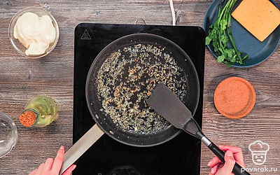 Приготовьте заправку. Нарежьте лук маленькими кубиками. Налейте растительное масло на сковороду. Разогрейте ее и положите лук. Готовьте до золотистого цвета в течение 5-7 минут.