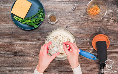 Пока обжаривается лук, майонез смешайте со 100 мл воды в глубокой тарелке. Добавьте специи и перемешайте.