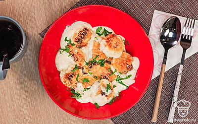 Для эффектной подачи посыпьте запеченные пельмени нашинкованной зеленью.