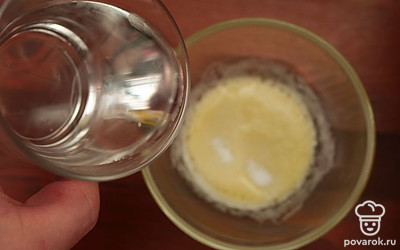 Растопите сливочное масло и подогрейте воду.