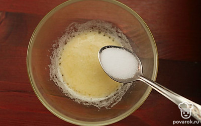 Смешайте воду с солью и сливочным маслом.