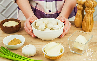 Помойте лук. Поставьте духовку на 200 °C.