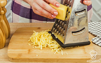 На крупной терке потрите сыр.