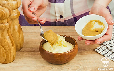 Выложите майонез, горчицу и чеснок в глубокую емкость.