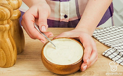 Посолите и поперчите по вкусу, перемешайте до однородного состояния.