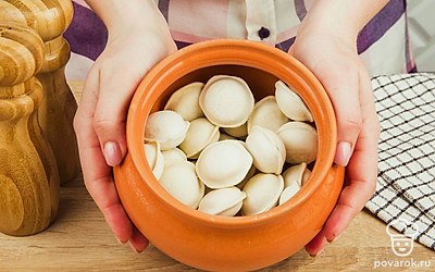 Далее выложите замороженные пельмени.