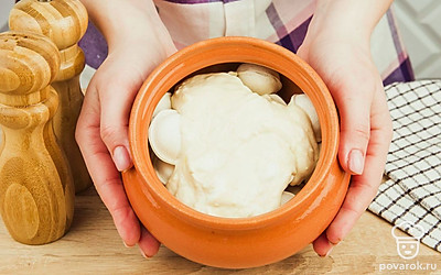 Залейте майонезно-горчичным соусом.