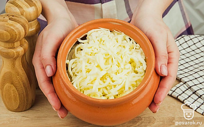 Сверху посыпьте сыром, накройте крышкой и отправьте в заранее разогретую до 200 °C духовку на 30 минут.