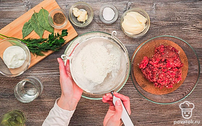 Выложите на стол все продукты, просейте муку через сито, так она насытится кислородом и станет более воздушной. Приготовьте пакет или пищевую пленку.