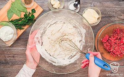 В глубокое блюдо поместите муку и соль, перемешайте. Затем влейте воду, перемешайте и оставьте на 15 минут. Когда тесто отдохнет, замесите его руками, пока не станет эластичным. Это займет 7-10 минут. Добавьте к тесту масло и снова вымешивайте 3-5 минут до гладкости.