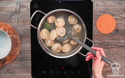 Сварите пельмени. Выложите пельмени в закипевшую в кастрюле воду. Добавьте соль, перец и лавровый лист по вкусу. Варите 8-10 минут. Выложите пельмени на тарелку. Добавьте масло, майонез или сметану по вкусу.